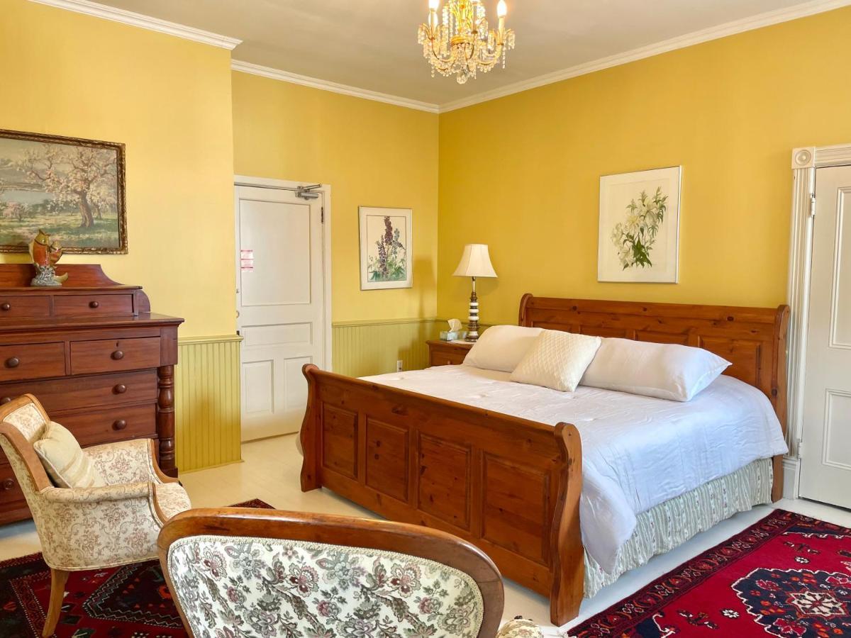Chrysler House Bed & Breakfast Gananoque Exterior photo