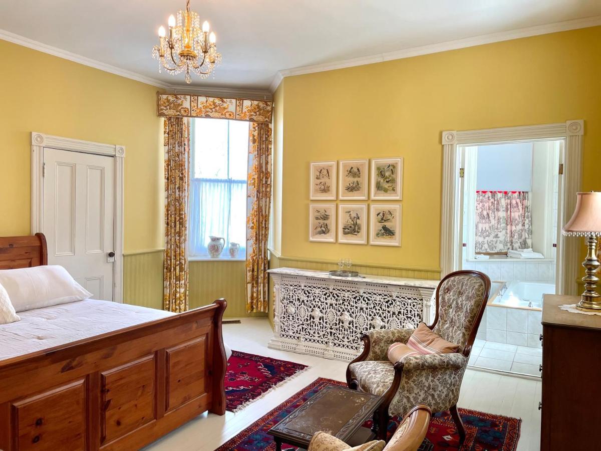 Chrysler House Bed & Breakfast Gananoque Exterior photo