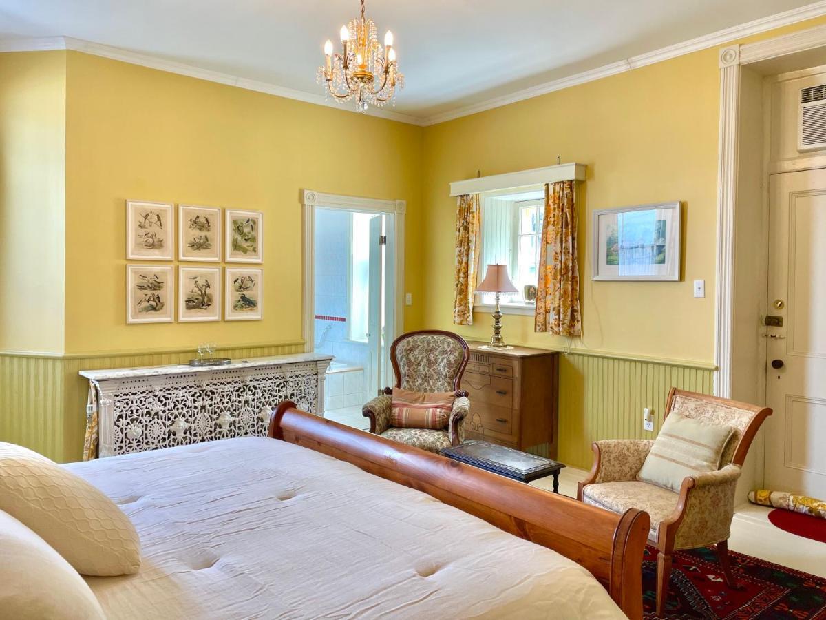 Chrysler House Bed & Breakfast Gananoque Exterior photo
